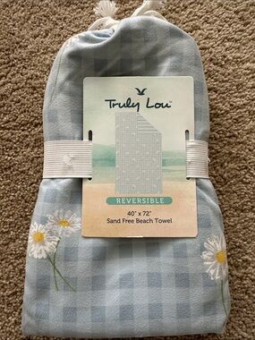 Truly Lou Reversible Blue Daisy Beach Towel